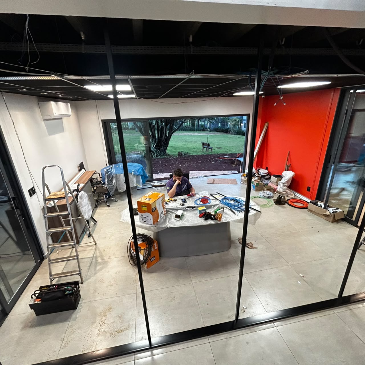 Ambiente comercial em finalização de obra sendo limpo