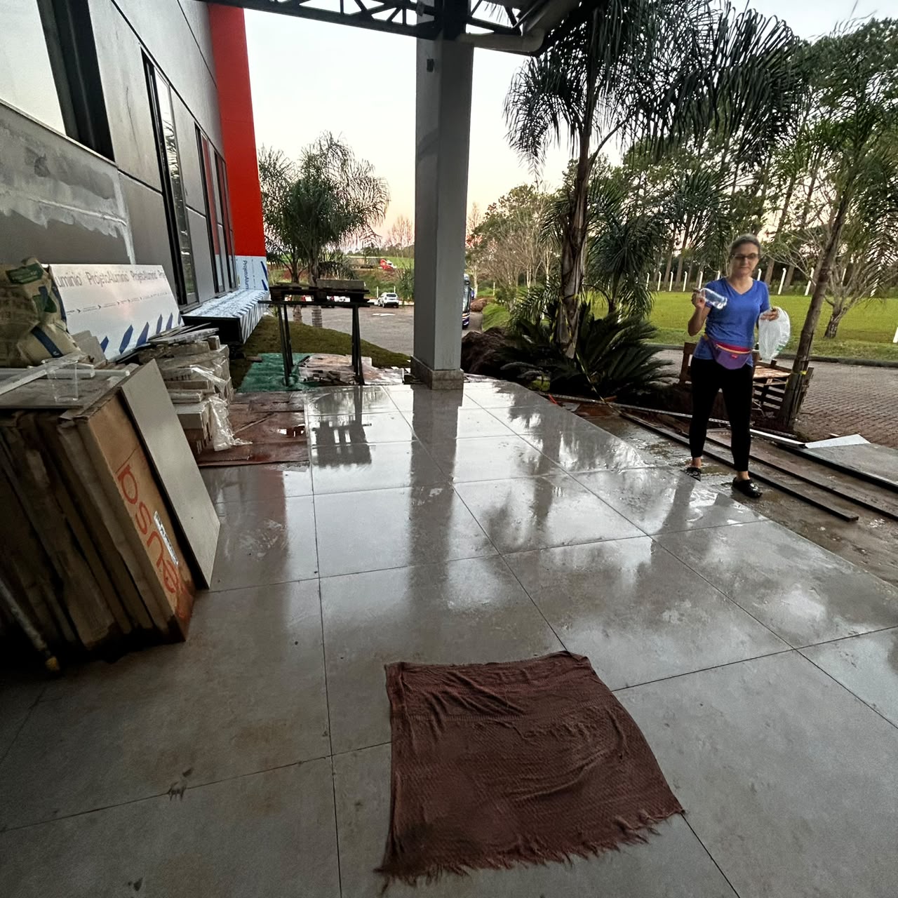 Colaboradora da Q Solução em limpeza pós-obra