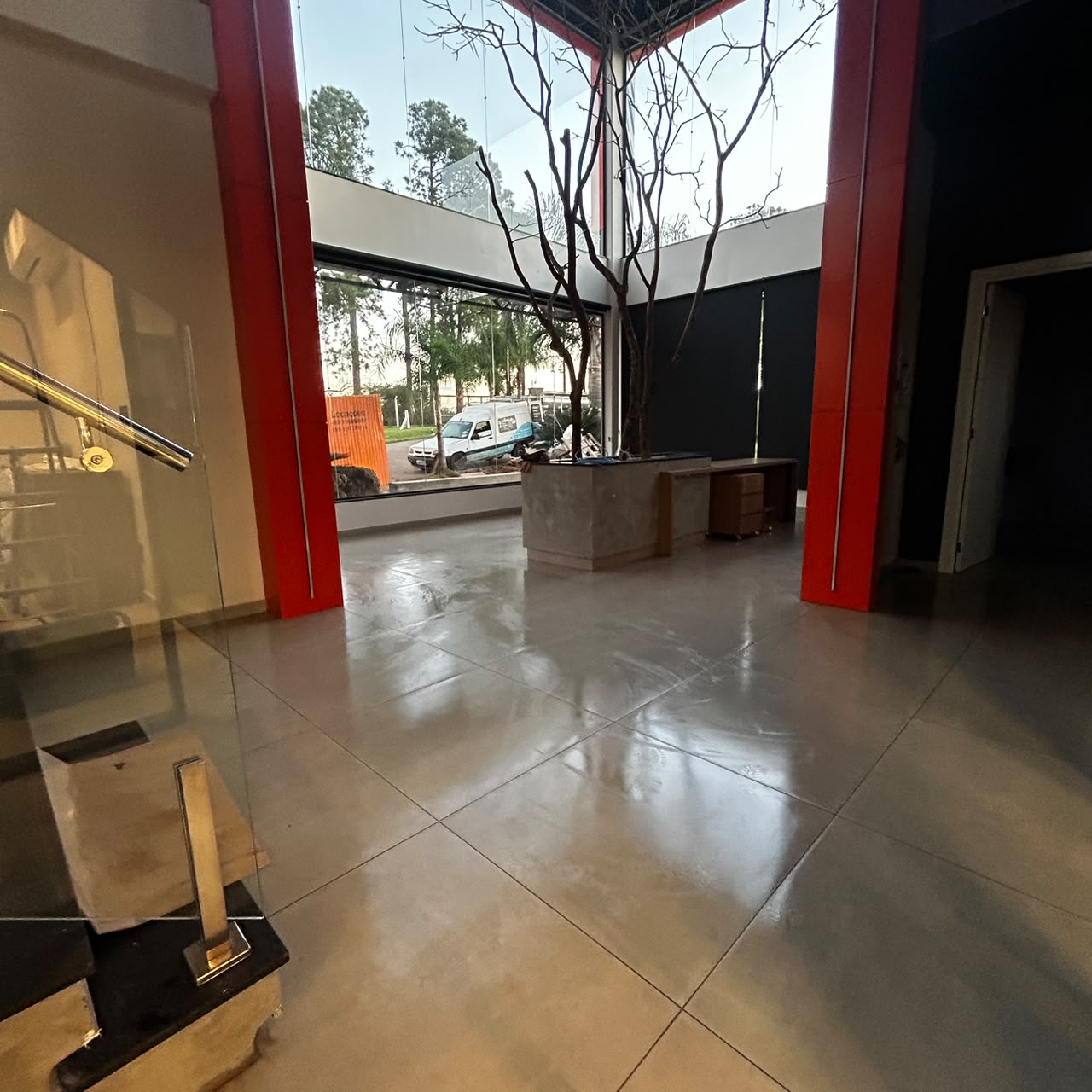 Hall de entrada entregue limpo após a obra